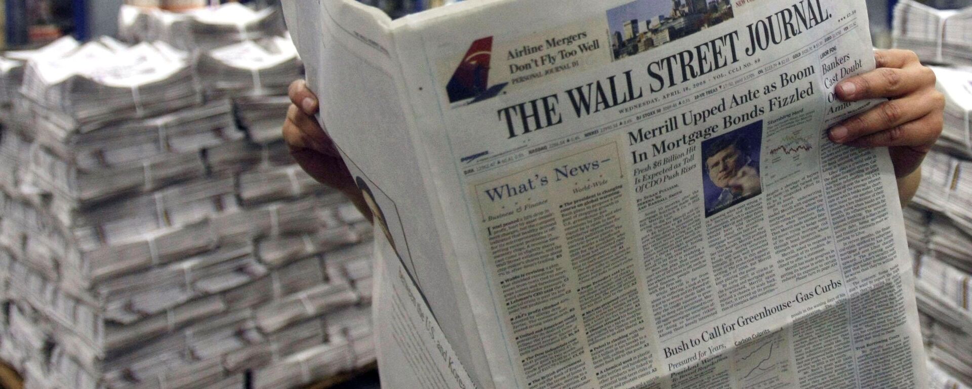 ** FILE ** In this April 16, 2008 file photo, printer Belinda Affat poses for photographs with a copy of the Wall Street Journal at a printing press in London.  A year into its takeover by Rupert Murdoch's News Corp., The Wall Street Journal is evolving under what its new editor calls incremental radicalism.  Steeped in tradition, the 119-year-old newspaper has expanded its coverage beyond corporate America, placed more breaking stories on the front page and increased the size of photos and graphics. (AP Photo/Matt Dunham, file) - Sputnik International, 1920, 30.07.2022