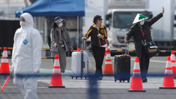 A passenger from the coronavirus-hit Diamond Princess cruise ship at Yokohama Port - Sputnik International