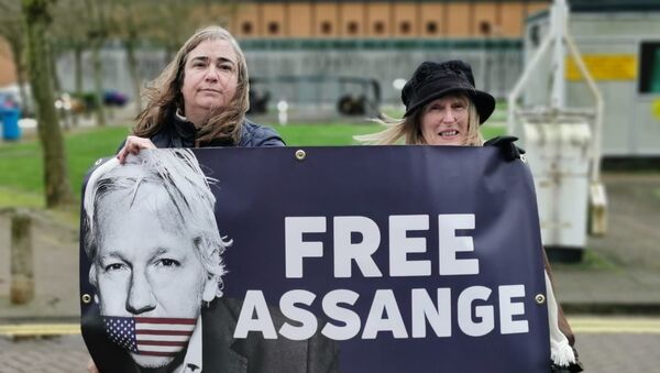 Supporters of the Committee to Defend Julian Assange Campaign stand outside HM Belmarsh Prison ahead of a presser with UK shadow chancellor John McDonnell - Sputnik International