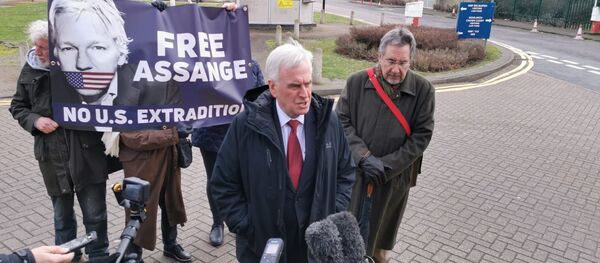 Labour shadow chancellor John McDonnell and Stop the War Coalition national officer John Rees hold a presser on Julian Assange outside Belmarsh prison on 20 February, 2020. - Sputnik International