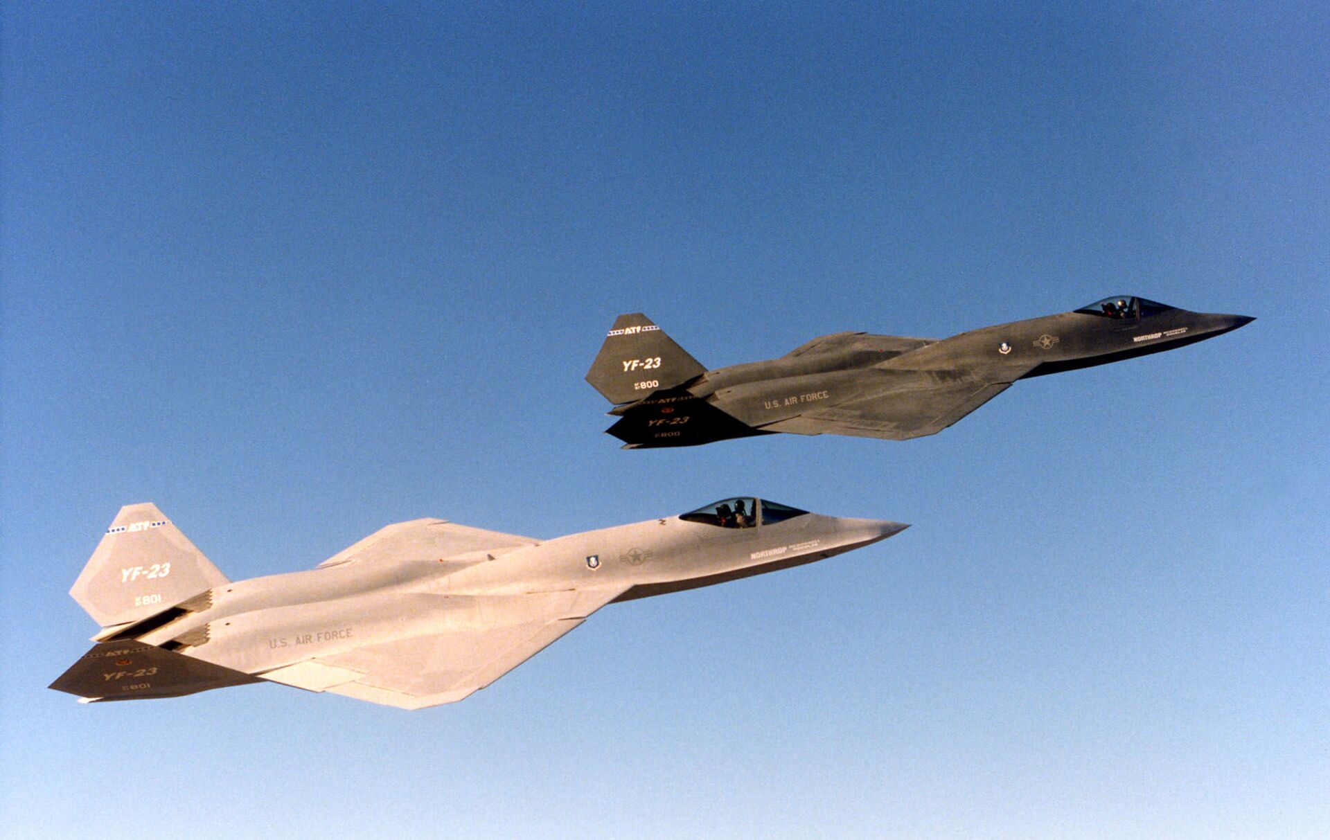 The two Northrop-McDonnell Douglas YF-23 prototypes in flight. The aircraft on display at the National Museum of the United States Air Force is the darker one on the right. - Sputnik International, 1920, 07.09.2021