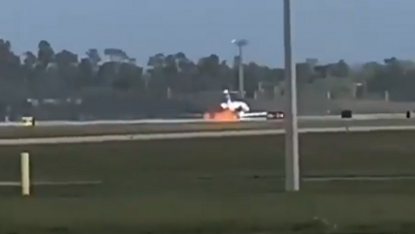 Video: Small Jet Catches Fire, Skids Down Runway at US Airport - Sputnik International