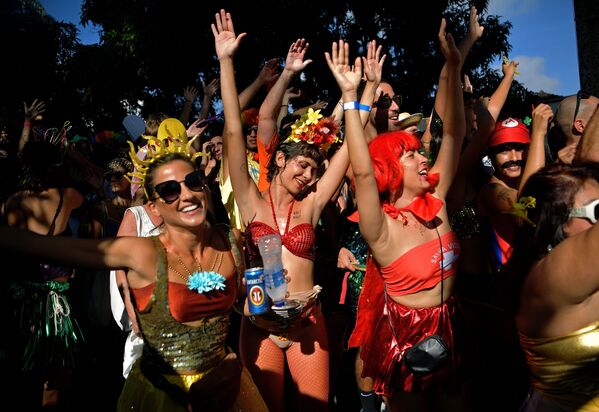 Revellers take part in a street party during the annual 'Ceu Na Terra bloco', in the run-up to Rio's carnival, in Rio de Janeiro, Brazil on February 15, 2020.  - Sputnik International