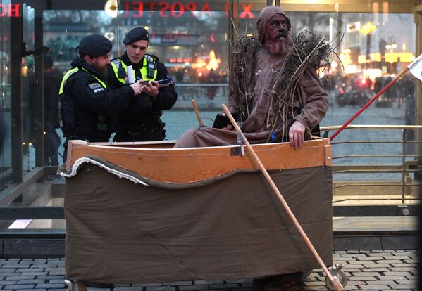 Police officers talk to a protestor in a boat during a demonstration for better climate at the carnival procession 'Geisterzug' in Cologne, western Germany on February 15, 2020. - Sputnik International