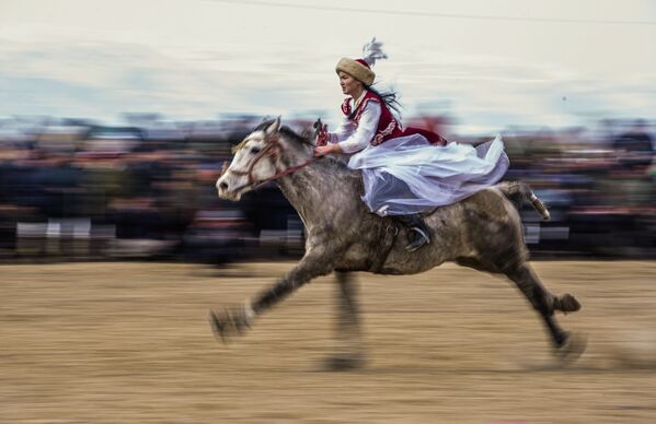 A horsewoman performs during the traditional horse game Kok-boru Championship, in the village of Kazybek, some 380 km south of the capital Bishkek, Kyrgyzstan. - Sputnik International