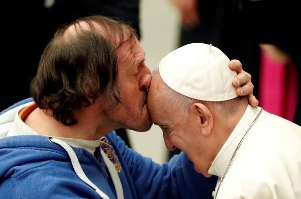 A man kisses Pope Francis during the weekly audience at the Vatican, February 19, 2020.  - Sputnik International