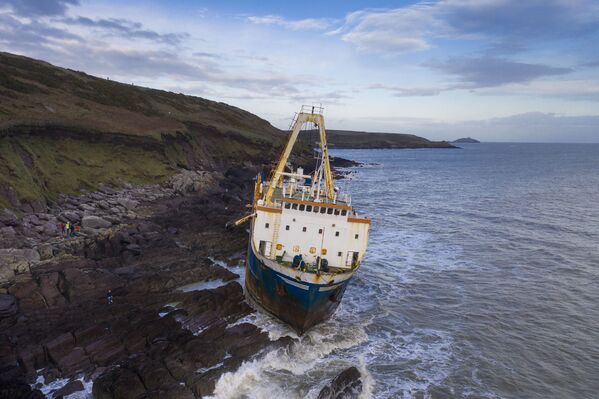 The abandoned 77-metre (250-feet) cargo ship MV Alta is pictured stuck on rocks near the village of Ballycotton south-east of Cork in Southern Ireland on February 18, 2020. - A ghost ship drifting without a crew for more than a year washed ashore on Ireland's south coast in high seas caused by Storm Dennis, the Republic's coast guard said.  - Sputnik International