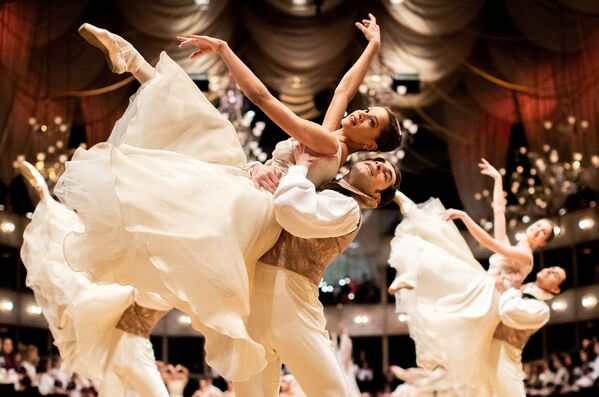 Dancers of the State Opera ballet perform during a dress rehearsal for the traditional Opera Ball in Vienna, Austria February 19, 2020.  - Sputnik International