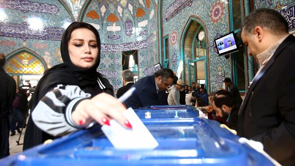 A woman casts her vote during parliamentary elections at a polling station in Tehran, Iran February 21, 2020 - Sputnik International