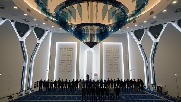 Muslim faithfuls pray in the Mosque of the An-Nour centre on February 17, 2020, in Mulhouse, eastern France - Sputnik International