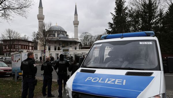 Police observe area during Friday prayer following a shooting in Hanau near Frankfurt in front of Sehitlik Mosque in Berlin, Germany, February 21, 2020 - Sputnik International