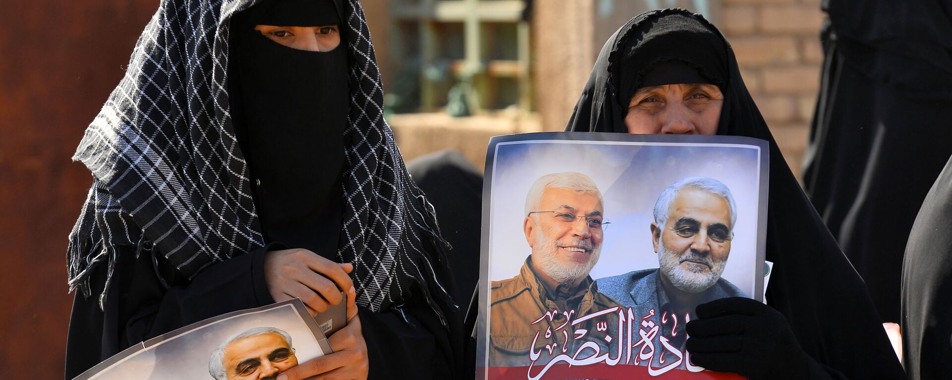 Iraqi women hold portraits of Iran's late top general Qasem Soleimani (R) and Iraqi paramilitary commander Abu Mahdi al-Muhandis, killed in a US drone strike near Baghdad airport last month, during a rally called by controversial cleric Moqtada Sadr against the US' presence in Iraq and calling to separate the genders in rallies, on February 14, 2020 in the central city of Kufa - Sputnik International, 1920, 21.02.2020