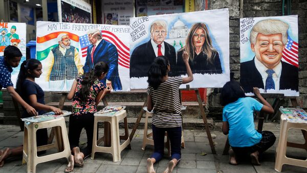 Students paint murals of US President Donald Trump and first lady Melania Trump on canvas sheets along a street in Mumbai, India, 21 February 2020 - Sputnik International