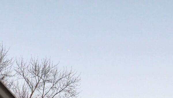 A white glowing object was filmed flying in the sky near St. Charles, Missouri, in February 2020. - Sputnik International