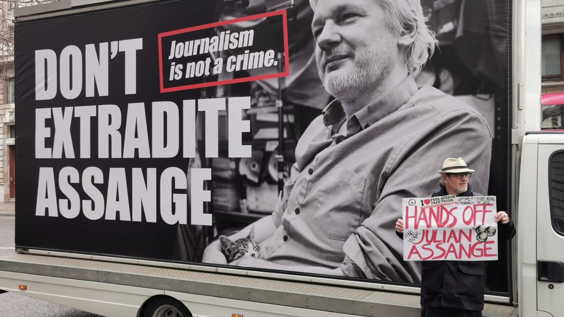 Protesters gather outside Australia House in London on Saturday for a rally in support of WikiLeaks founder Julian Assange ahead of extradition hearings. - Sputnik International, 1920, 28.09.2021