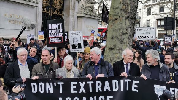 Craig Murray, Vanis Varoufakis, Vivienne Westwood, Kristinn Hrafnsson, John Shipton and Roger Waters hold a banner in support of Julian Assange - Sputnik International