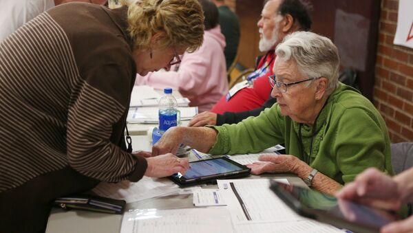 Volunteers register caucusers at a caucus site at Sparks High School for the Nevada Democratic presidential caucuses in Reno, Nevada, U.S. February 22, 2020.   - Sputnik International