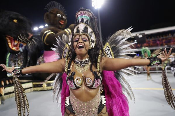 A dancer from the Barroca Zona Sul samba school performs during a carnival parade in Sao Paulo, Brazil, Friday, Feb. 21, 2020. - Sputnik International