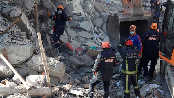 Emergency personnel work at the site of a collapsed building, after an earthquake in Elazig, Turkey, January 27, 2020 - Sputnik International