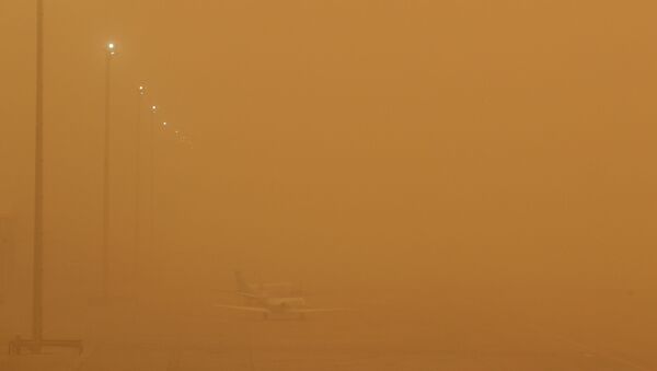 Planes are seen parked on the tarmac during a sandstorm - Sputnik International