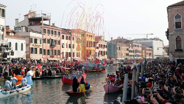 Venetians row along the Grand Canal during during the masquerade parade in Venice, Italy, 9 February 2020. - Sputnik International