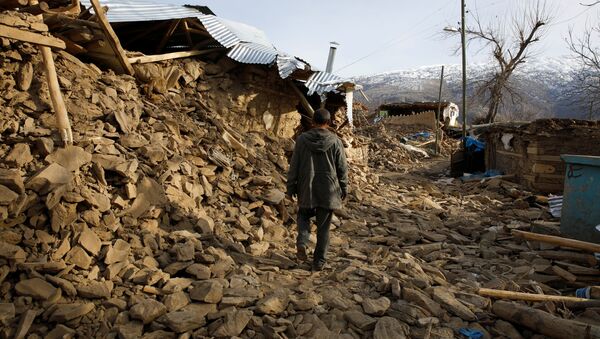 A man walks among debris, after an earthquake in Cevrimtas, Turkey, January 27, 2020 - Sputnik International