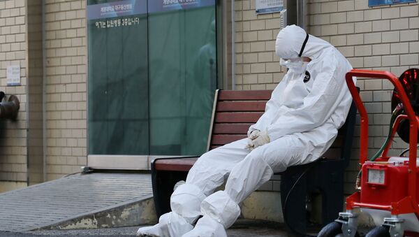 A medical worker takes a rest outside a hospital in Daegu, South Korea, February 23, 2020 - Sputnik International