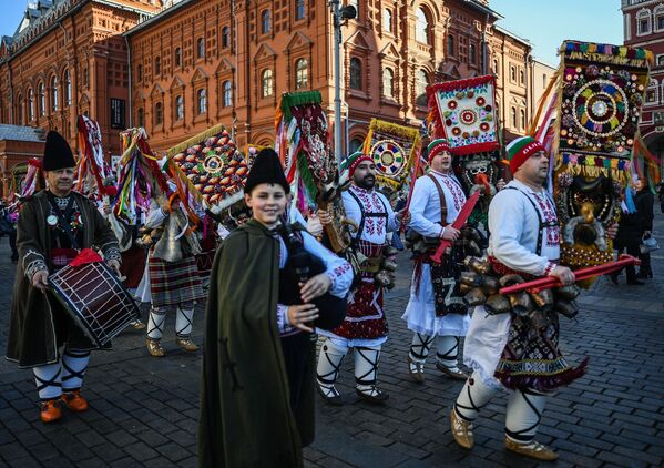 Participants of an entertainment program dressed in fancy dresses during the 'Moskovskaya Maslenitsa' festival on Manezhnaya Square in Moscow. - Sputnik International