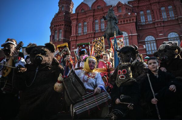 Participants of an entertainment program dressed in fancy dresses during the 'Moskovskaya Maslenitsa' festival on Manezhnaya Square in Moscow. - Sputnik International