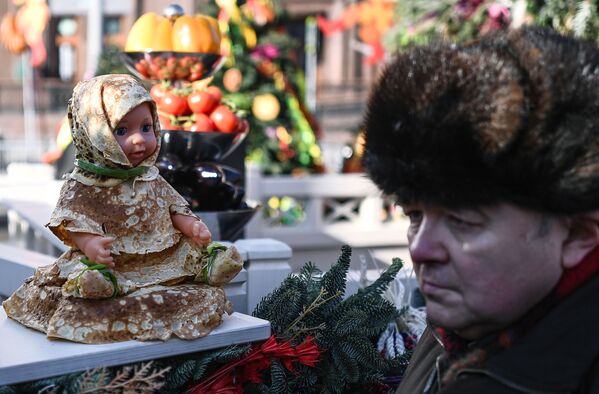 A visitor at the 'Moskovskaya Maslenitsa' festival on Manezhnaya Square in Moscow - Sputnik International