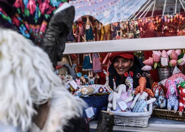 People selling souvenirs during the 'Moskovskaya Maslenitsa' festival on Manezhnaya Square in Moscow - Sputnik International