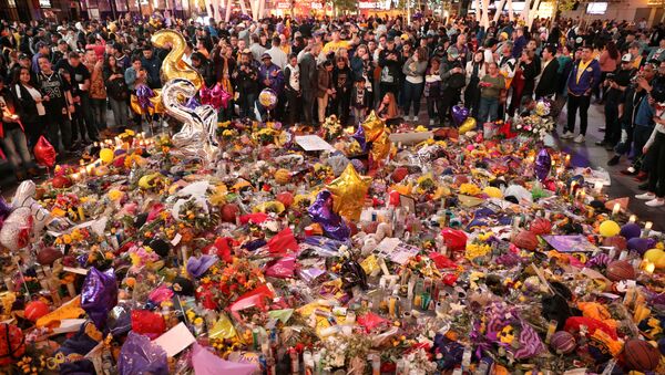Mourners gather outside Staples Center before a Los Angeles Lakers home game to pay respects to Kobe Bryant after a helicopter crash killed the retired basketball star and his daughter Gianna, in Los Angeles, California, U.S., January 31, 2020.  - Sputnik International
