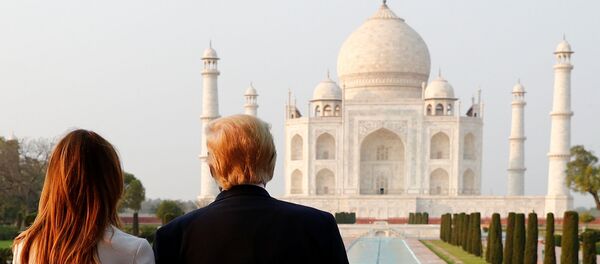 U.S. President Donald Trump and first lady Melania Trump tour the historic Taj Mahal - Sputnik International