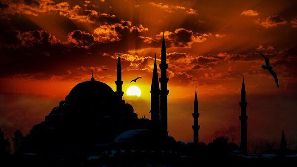 Mosque is seen with a sunset on the background - Sputnik International
