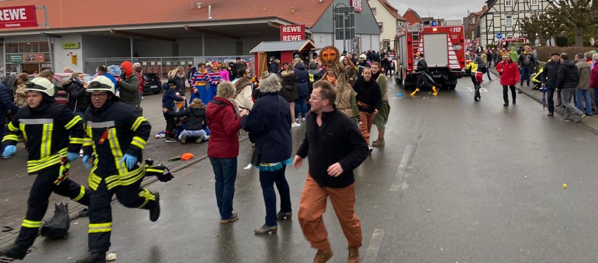 People react at the scene after a car ploughed into a carnival parade injuring several people in Volkmarsen, Germany February 24, 2020 - Sputnik International, 1920, 24.02.2020