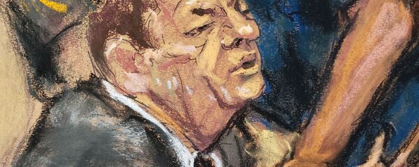 Film producer Harvey Weinstein is handcuffed after his guilty verdict in his sexual assault trial in the Manhattan borough of New York City, New York, U.S., February 24, 2020 in this courtroom sketch.  REUTERS/Jane Rosenberg - Sputnik International