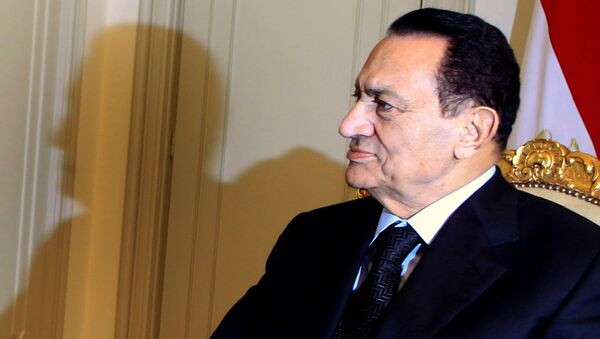 Egypt's President Hosni Mubarak attends a meeting with Qatar's Prime Minister Sheikh Hamad bin Jassim bin Jaber al-Thani at the presidential palace in Cairo December 11, 2010 - Sputnik International