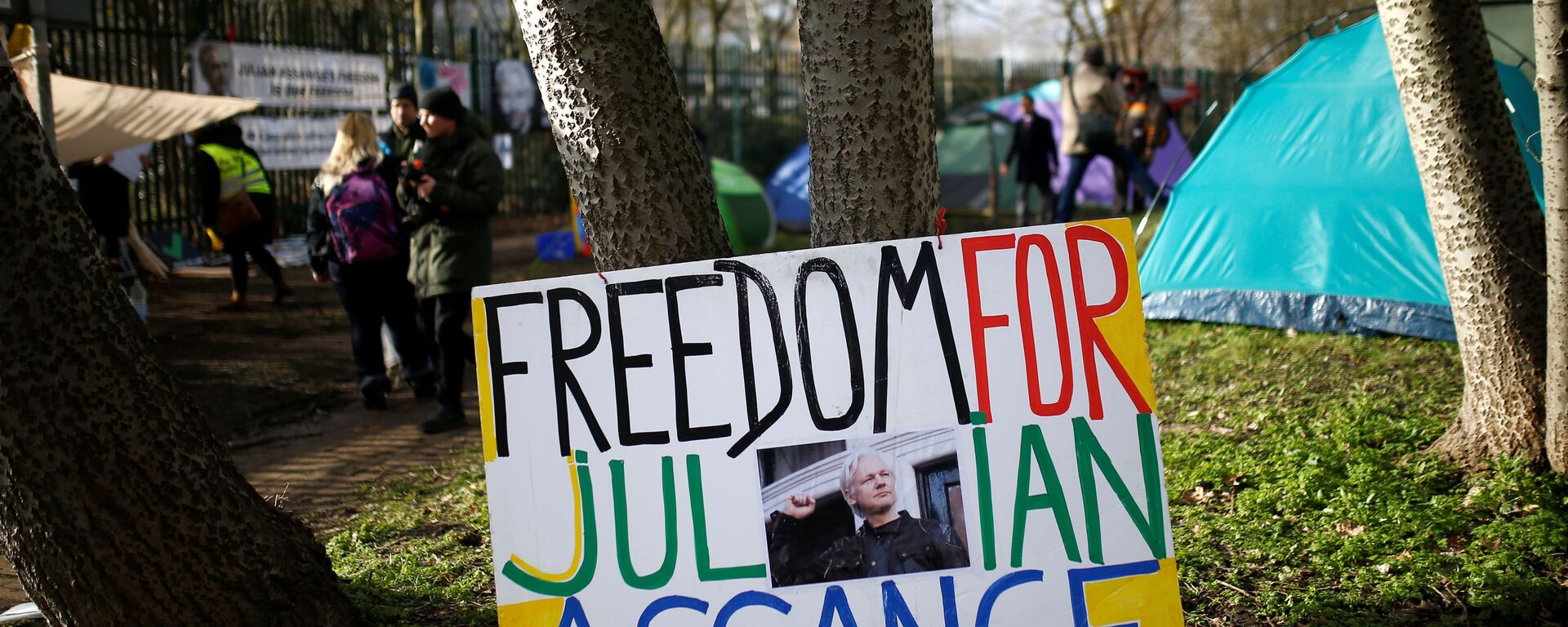 A sign in support of WikiLeaks founder Julian Assange sits near a camp set up by protesters outside Woolwich Crown Court, ahead of a hearing to decide whether Assange should be extradited to the United States, in London, Britain February 25, 2020. - Sputnik International, 1920, 25.02.2020