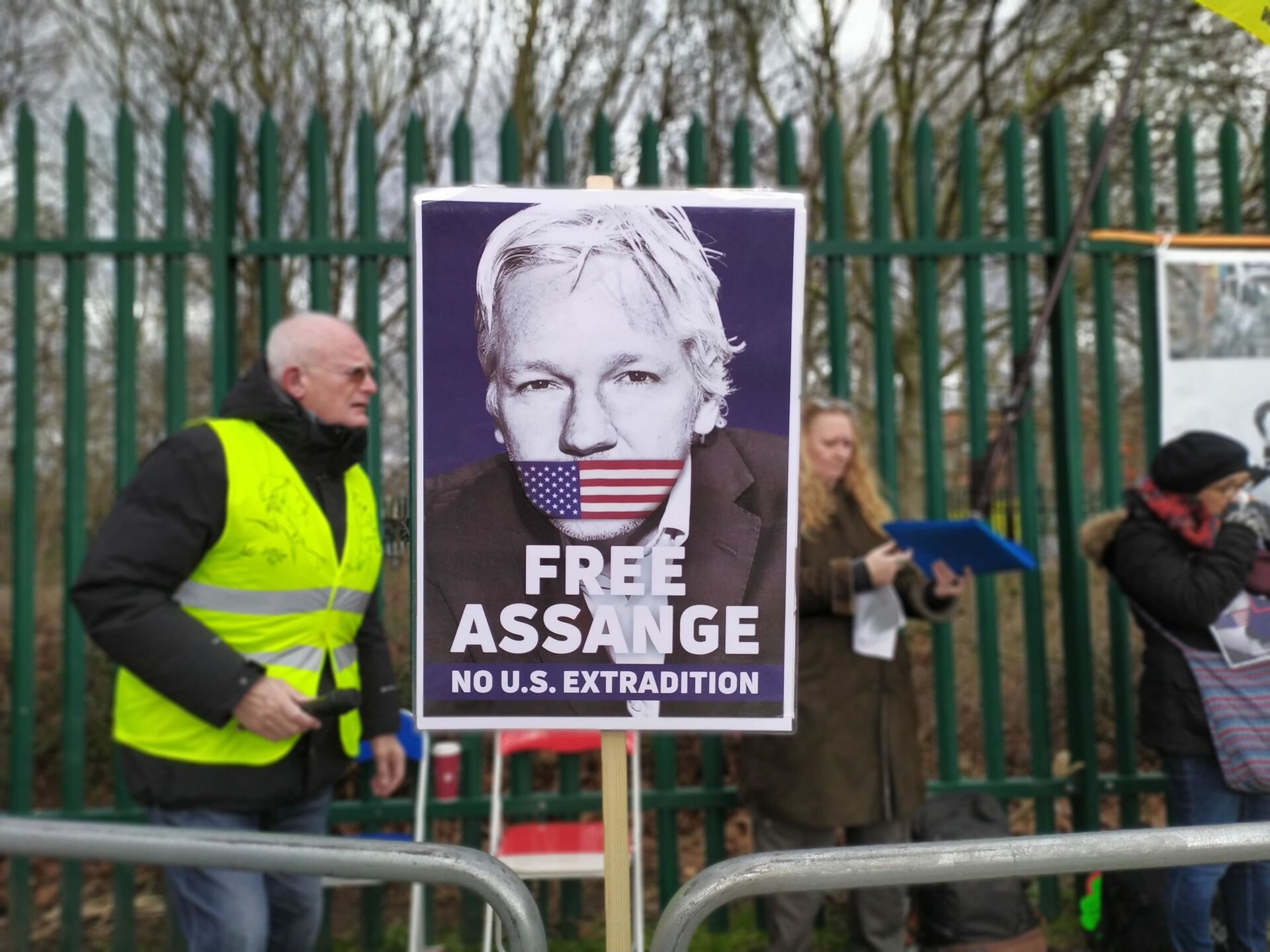 Free Assange No US Extradition Poster at Woolwich Crown Court/Belmarsh pro Assange Rally - Sputnik International, 1920, 15.12.2021