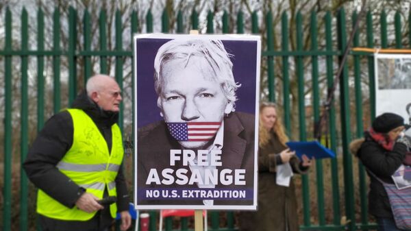 Free Assange No US Extradition Poster at Woolwich Crown Court/Belmarsh pro Assange Rally - Sputnik International