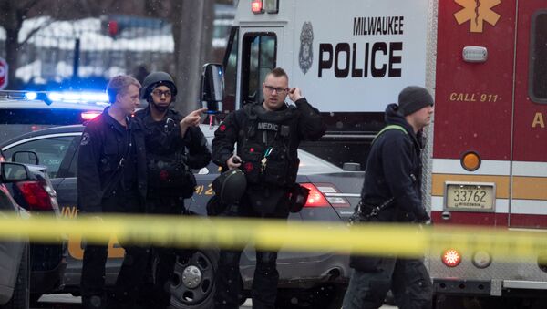 Police and emergency officials work at an active shooter scene at the Molson Coors headquarters in Milwaukee, Wisconsin, February 26, 2020.   Mark Hoffman/Milwaukee Journal Sentinel/USA TODAY NETWORK via REUTERS - Sputnik International