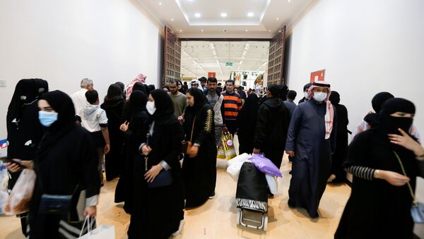 Locals wear face masks to take precautions from coronavirus, as they shop at the Bahrain's Autumn Fair 2020, in Manama, Bahrain January 29, 2020 - Sputnik International
