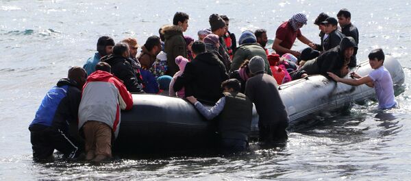 Migrants board a dinghy bound for the Greek island of Lesbos, in the Turkish coastal town of Ayvacik in Canakkale province, Turkey, February 28, 2020. Burak Gezen/Demiroren News Agency (DHA) via REUTERS ATTENTION EDITORS - THIS PICTURE WAS PROVIDED BY A THIRD PARTY. NO RESALES. NO ARCHIVE. TURKEY OUT. NO COMMERCIAL OR EDITORIAL SALES IN TURKEY. - Sputnik International