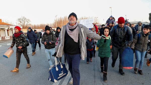 Migrants walk to the Serbian-Hungarian border as they protest to demand a passage to the European Union, near Kelebija, Serbia, February 6, 2020. - Sputnik International