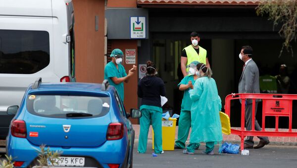 Medical staff prepares to check guests leaving the H10 Costa Adeje Palace, which is on lockdown after the novel coronavirus has been confirmed in Adeje, Tenerife, Spain, February 28, 2020. REUTERS/Borja Suarez - Sputnik International