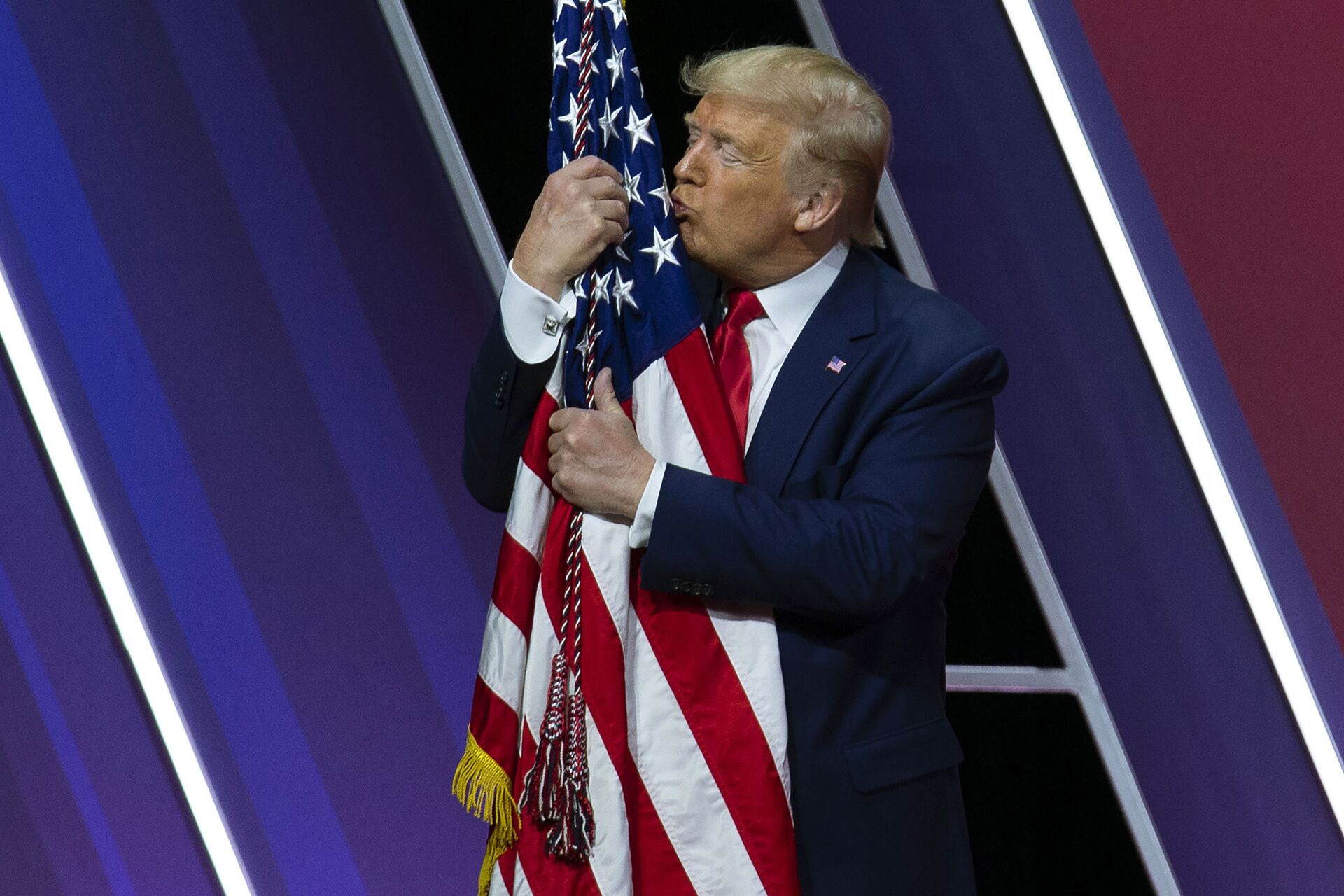 President Donald Trump kisses the American flag after speaking at Conservative Political Action Conference, CPAC 2020, at the National Harbor in Oxon Hill, Md., Saturday, Feb. 29, 2020. - Sputnik International, 1920, 07.09.2021