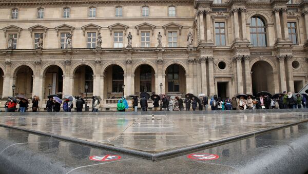 People line up at the Louvre Museum as the staff closed the museum during a staff meeting about the coronavirus outbreak, in Paris, France, March 1, 2020. - Sputnik International