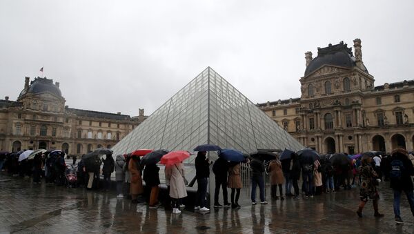 People line up at the Louvre Museum as the staff closed the museum during a staff meeting about the coronavirus outbreak, in Paris, France, March 1, 2020. REUTERS/Gonzalo Fuentes - Sputnik International