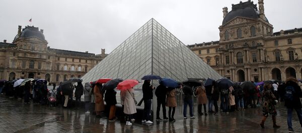 People line up at the Louvre Museum as the staff closed the museum during a staff meeting about the coronavirus outbreak, in Paris, France, March 1, 2020. REUTERS/Gonzalo Fuentes People line up at the Louvre Museum as the staff closed the museum during a staff meeting about the coronavirus outbreak, in Paris, France, March 1, 2020. REUTERS/Gonzalo Fuentes - Sputnik International