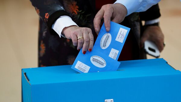 Avigdor Lieberman, leader of the ultranationalist Yisrael Beitenu party, and his wife Ella, cast their ballots as they vote in Israel's national election at a polling station in the Israeli settlement of Nokdim in the occupied West Bank March 2, 2020.  - Sputnik International